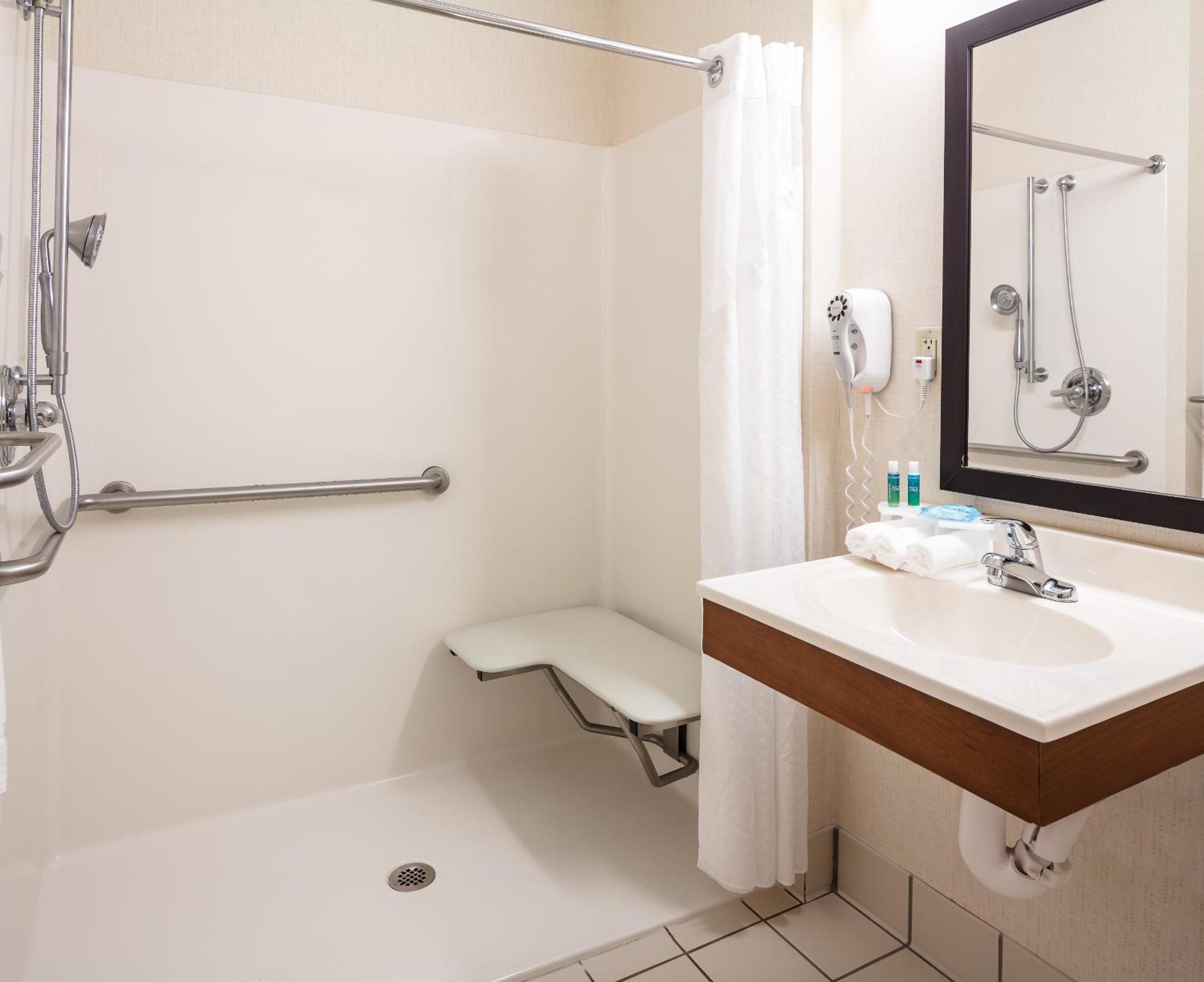 Holiday Inn Express Hotel & Suites Coralville By Ihg מראה חיצוני תמונה