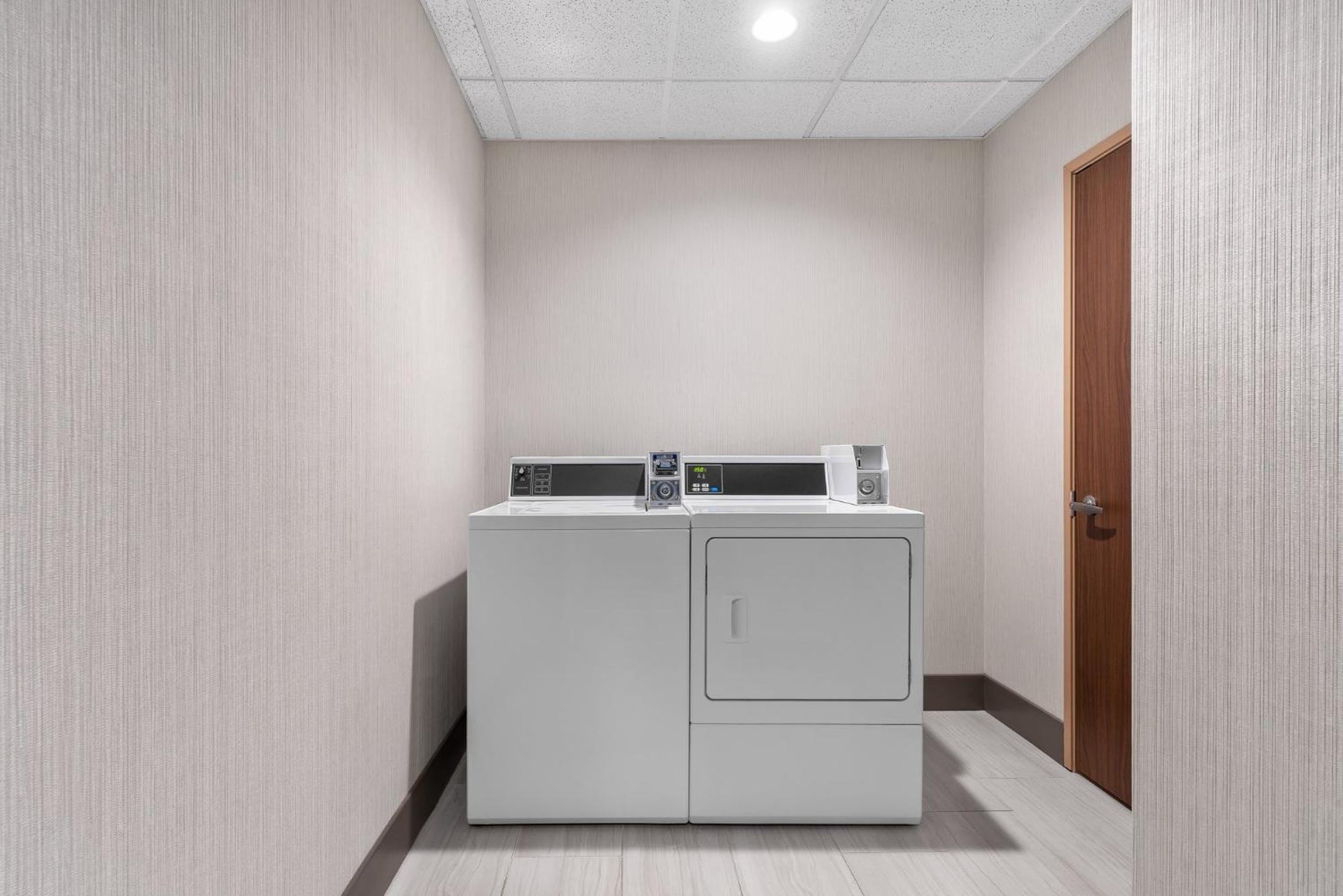 Holiday Inn Express Hotel & Suites Coralville By Ihg מראה חיצוני תמונה