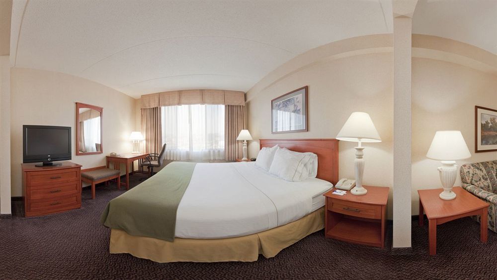 Holiday Inn Express Hotel & Suites Coralville, An Ihg Hotel מראה חיצוני תמונה